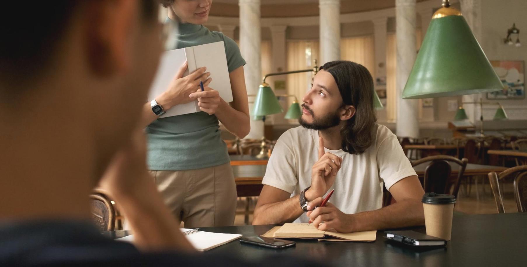 Sesión formativa sobre identificación de documentos fraudulentos