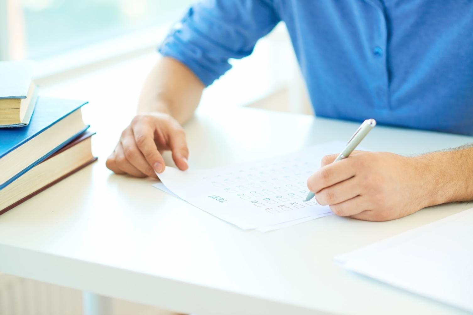 Profesionales revisando datos financieros y detectando anomalías